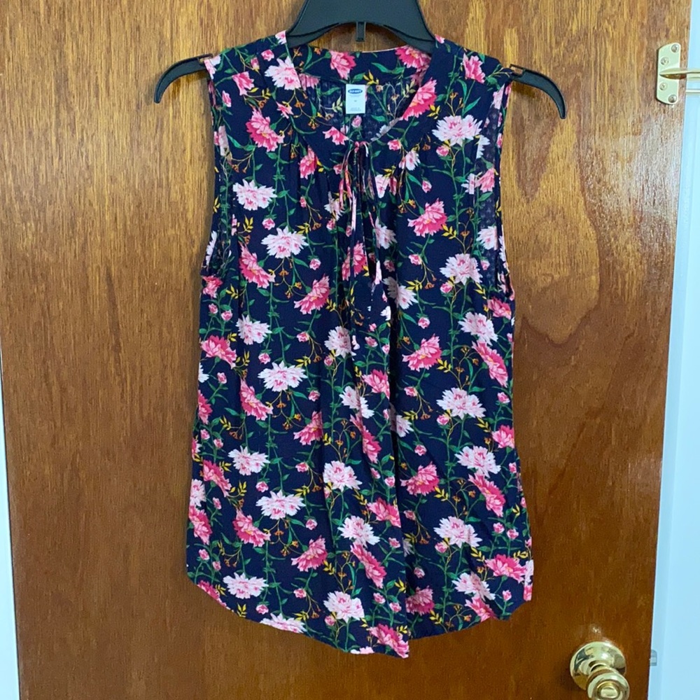 Floral tank. Size M. Lightweight